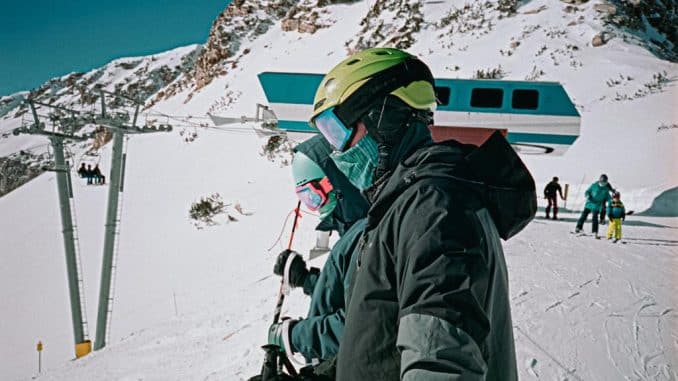 2 people in ski gear